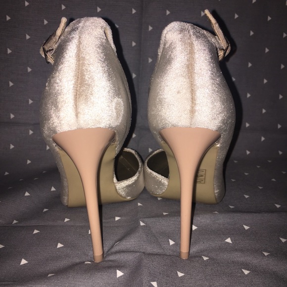 Never Been Worn Beige Velvet Pointy Heels Sz 6 - Picture 5 of 7